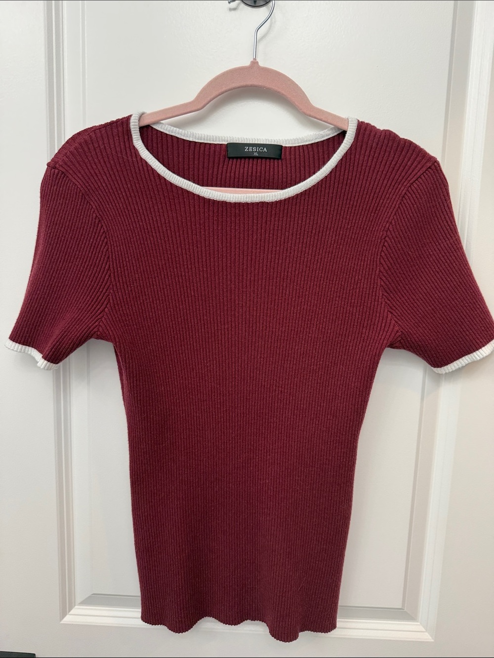 Zesica Burgundy Ribbed Short-Sleeve Sweater with White Trim